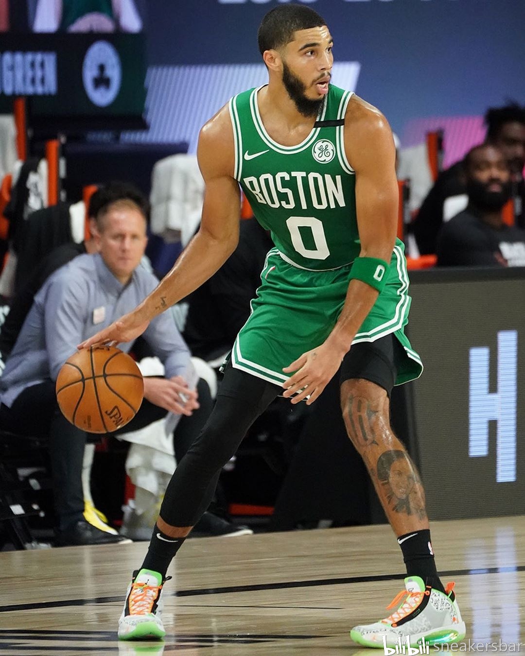 在攻守两端 在攻守两端